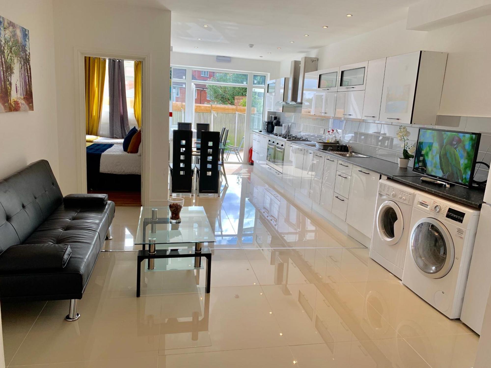 London Studio Apartments, Private Bathrooms And Parking อิลฟอร์ด ภายนอก รูปภาพ