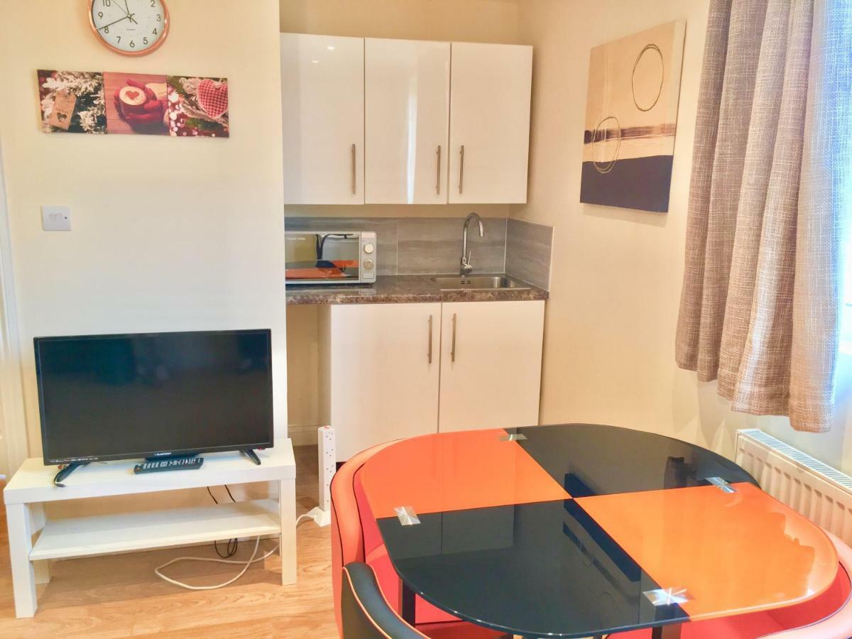London Studio Apartments, Private Bathrooms And Parking อิลฟอร์ด ภายนอก รูปภาพ