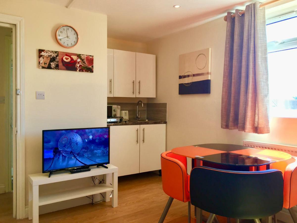 London Studio Apartments, Private Bathrooms And Parking อิลฟอร์ด ภายนอก รูปภาพ