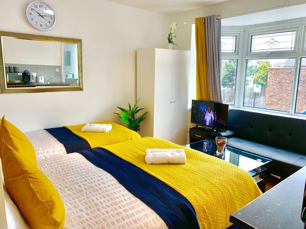 London Studio Apartments, Private Bathrooms And Parking อิลฟอร์ด ภายนอก รูปภาพ