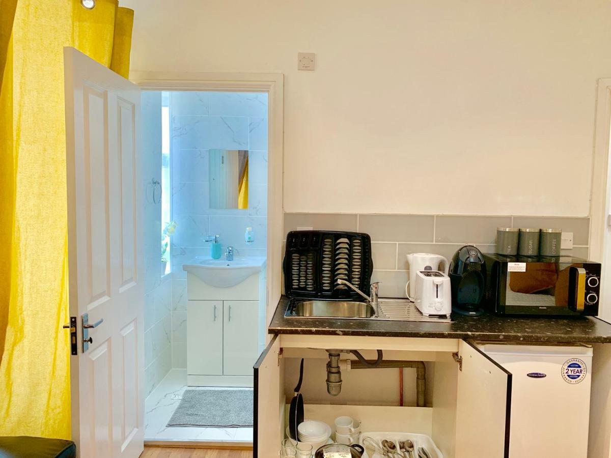 London Studio Apartments, Private Bathrooms And Parking อิลฟอร์ด ภายนอก รูปภาพ