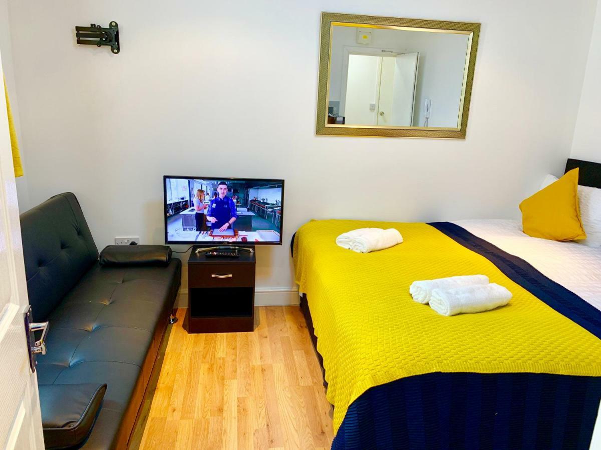 London Studio Apartments, Private Bathrooms And Parking อิลฟอร์ด ภายนอก รูปภาพ