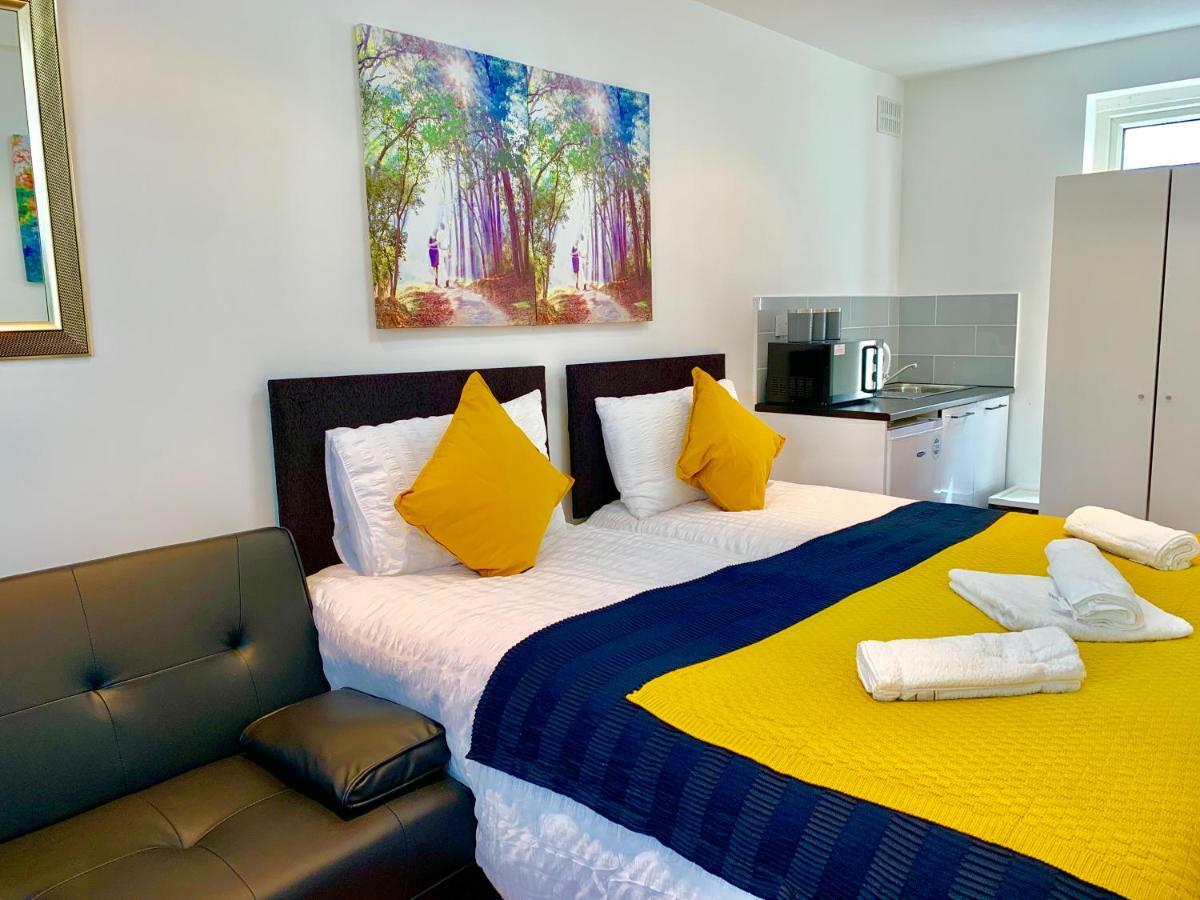 London Studio Apartments, Private Bathrooms And Parking อิลฟอร์ด ภายนอก รูปภาพ