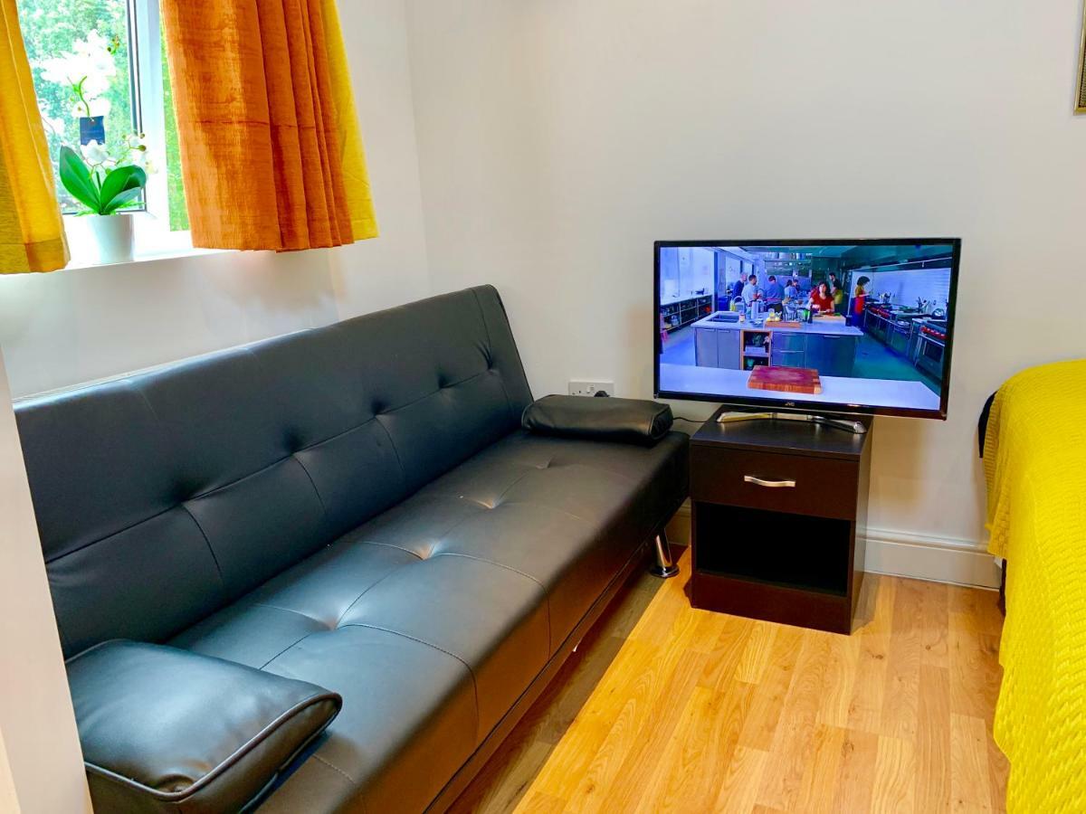 London Studio Apartments, Private Bathrooms And Parking อิลฟอร์ด ภายนอก รูปภาพ