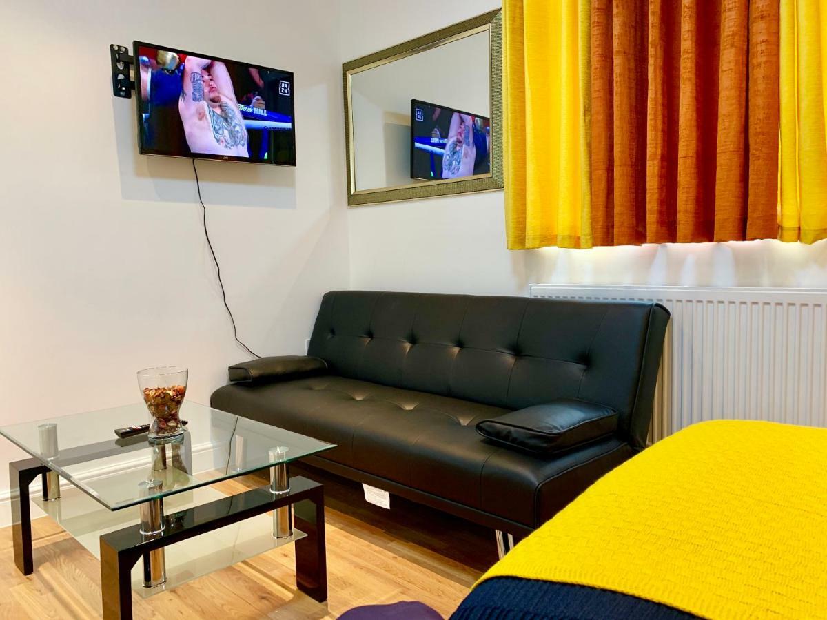 London Studio Apartments, Private Bathrooms And Parking อิลฟอร์ด ภายนอก รูปภาพ