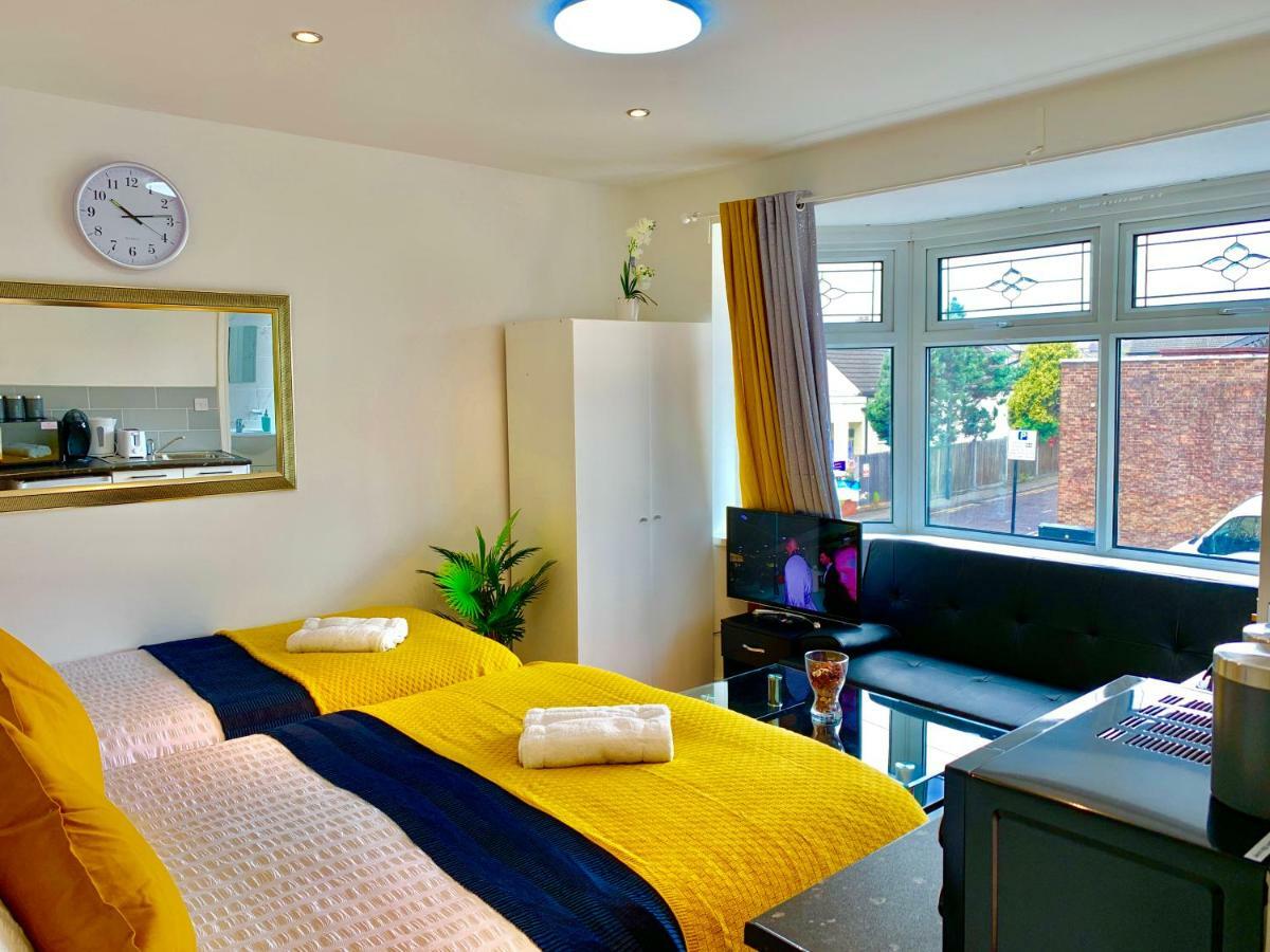 London Studio Apartments, Private Bathrooms And Parking อิลฟอร์ด ภายนอก รูปภาพ